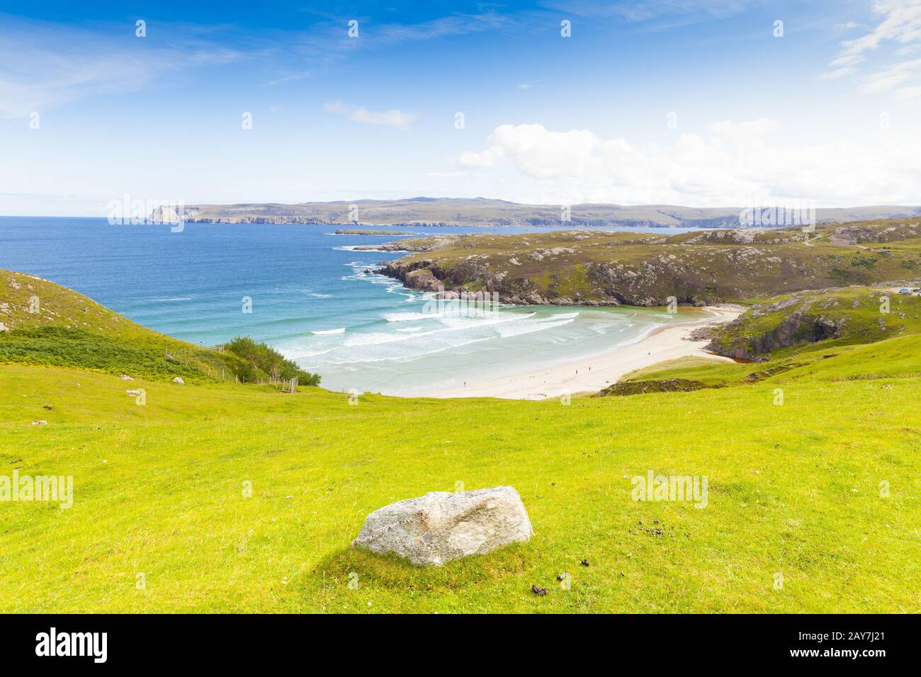 Landschaft der Nordostküste Schottlands an einem sonnigen Tag im Sommer Stockfoto