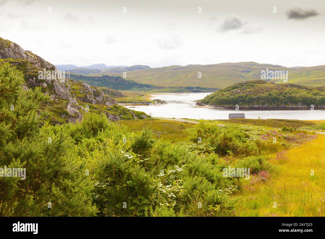 Panorama der schottischen Moorlandschaft mit Haus am Flussufer Schottlands Stockfoto
