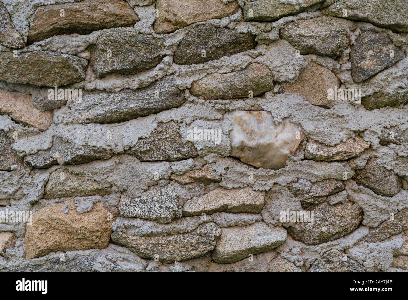 Gemauerte Steinmauer mit alten Natursteinen - Nahsteinmauer Stockfoto