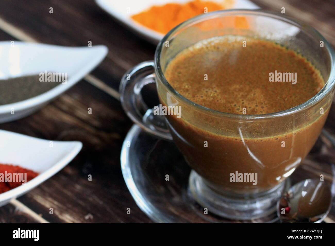 Hausgemachte heiße Schokolade, goldene Milch, Warmes Getränk mit Gewürzen. Schokolade mit Kurkuma, Chili und Pfeffer Stockfoto