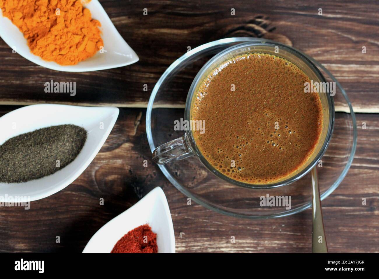 Hausgemachte heiße Schokolade, goldene Milch, Warmes Getränk mit Gewürzen. Schokolade mit Kurkuma, Chili und Pfeffer Stockfoto