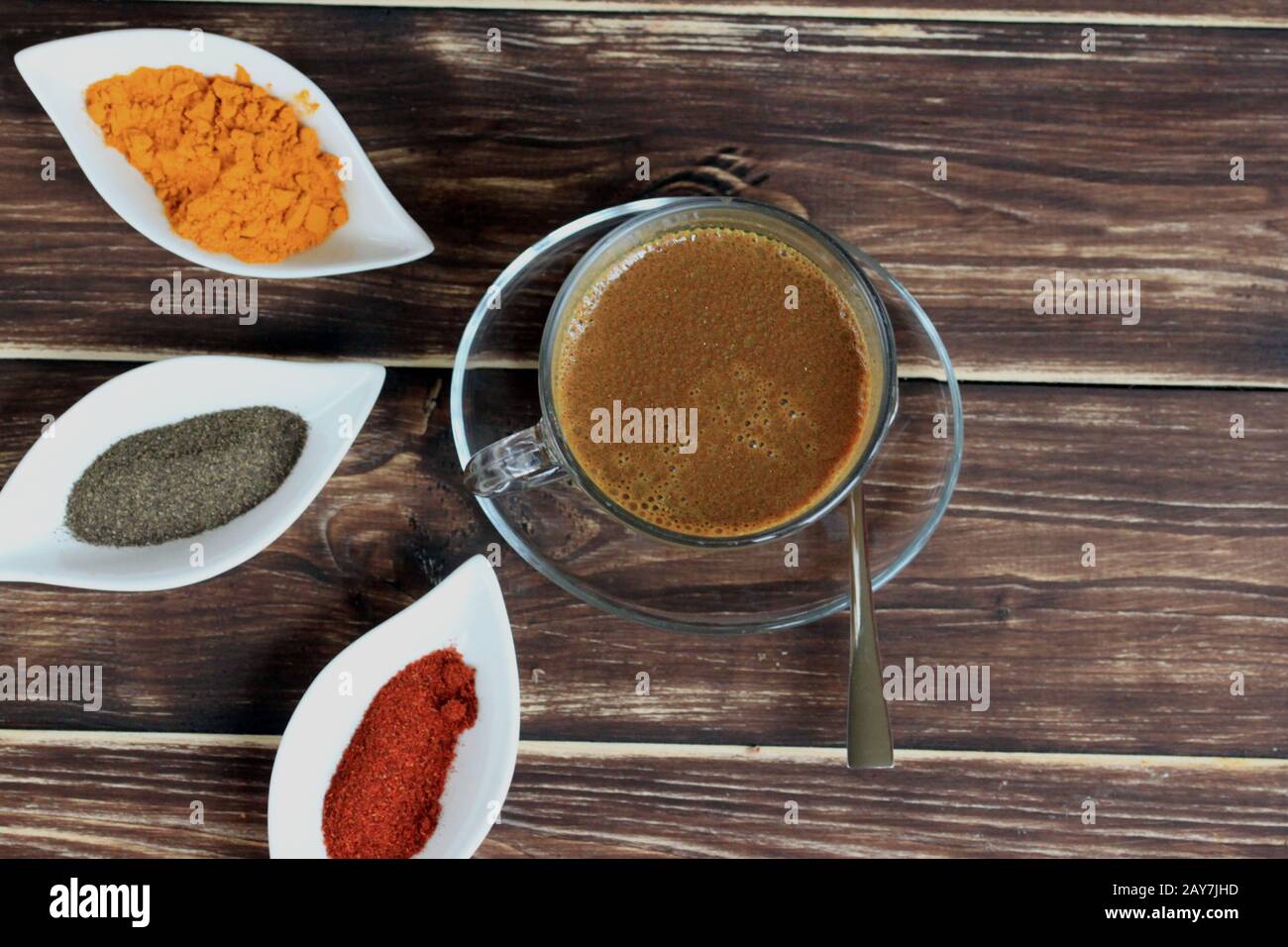 Hausgemachte heiße Schokolade, goldene Milch, Warmes Getränk mit Gewürzen. Schokolade mit Kurkuma, Chili und Pfeffer Stockfoto