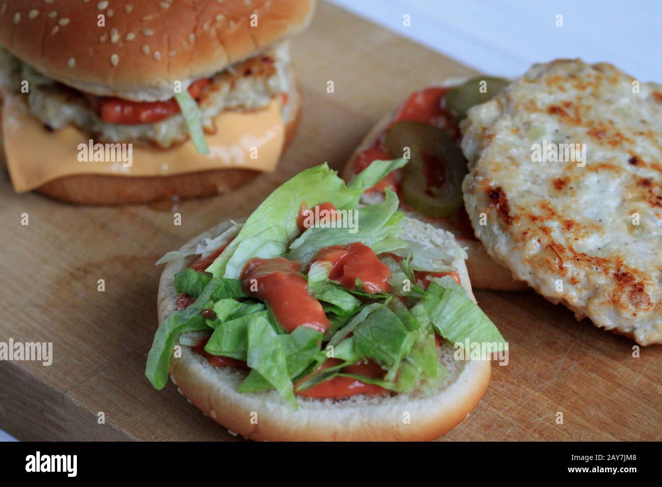 Ein köstlicher hausgemachter Hamburger mit Fleisch und Gemüse.Schmecken SIE EINEN köstlichen hausgemachten Hamburger mit Fleisch und Gemüse.Leckeres Sandwich mit Gemüse Stockfoto