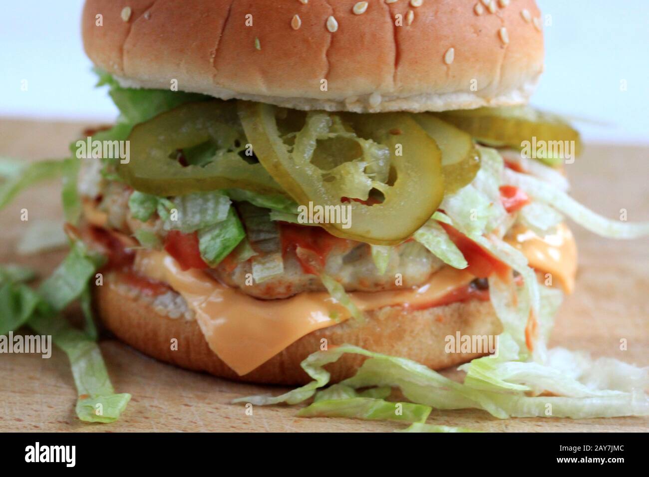 Ein köstlicher hausgemachter Hamburger mit Fleisch und Gemüse.Schmecken SIE EINEN köstlichen hausgemachten Hamburger mit Fleisch und Gemüse.Leckeres Sandwich mit Gemüse Stockfoto