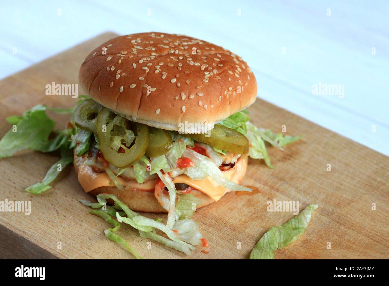 Ein köstlicher hausgemachter Hamburger mit Fleisch und Gemüse.Schmecken SIE EINEN köstlichen hausgemachten Hamburger mit Fleisch und Gemüse.Leckeres Sandwich mit Gemüse Stockfoto