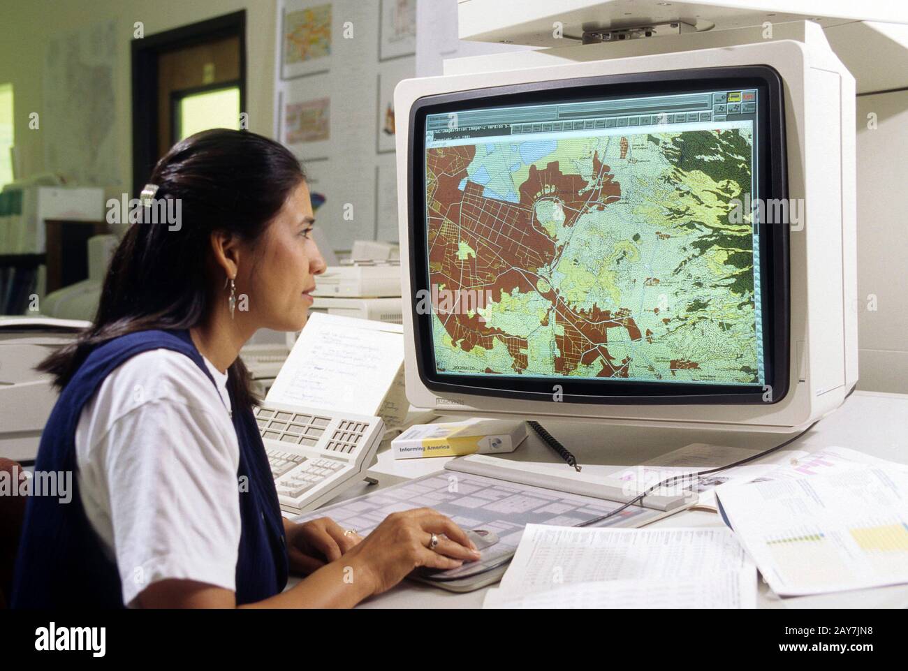Der indianische Demograf verwendet einen Computer, um Bevölkerungstrends abzubilden. ©Bob Daemmrich Stockfoto