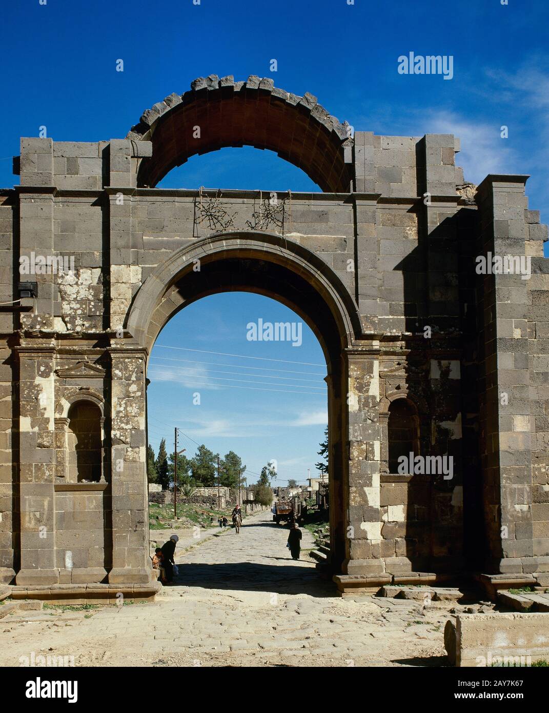 Syrien, Bosra. Das Bad al-Hama (Tor des Windes). Das am besten erhaltene Stadttor, erbaut im 2. Jahrhundert. Foto vor dem syrischen Bürgerkrieg gemacht. Stockfoto