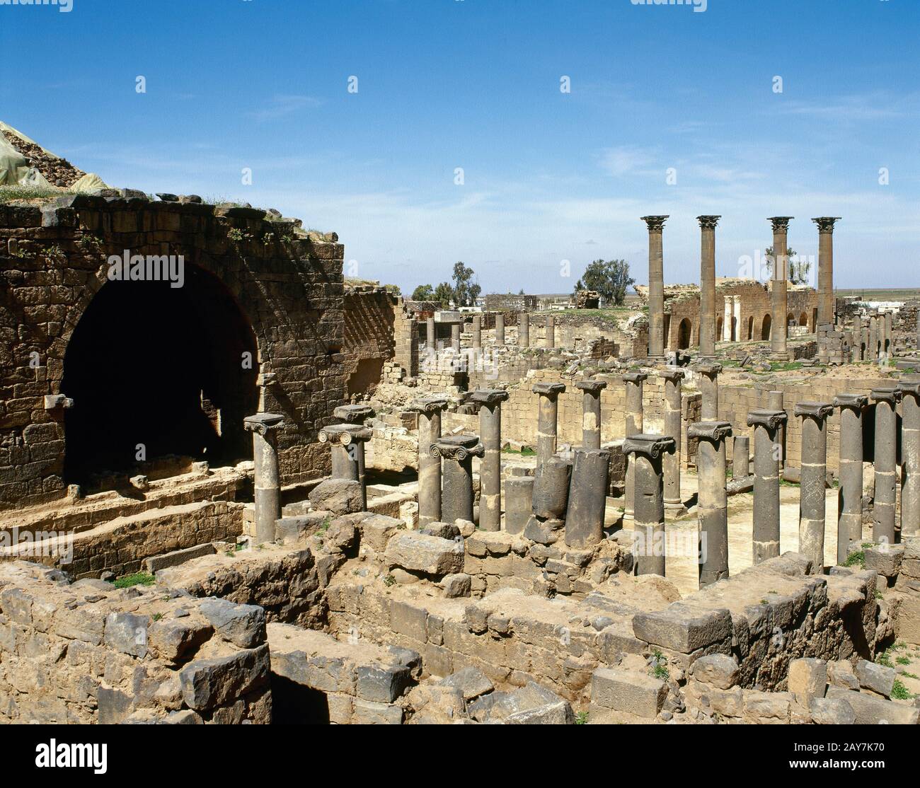 Syrien, Bosra. Alte römische Stadt. Säulen und Überreste der römischen Bäder. Foto vor dem syrischen Bürgerkrieg gemacht. Stockfoto