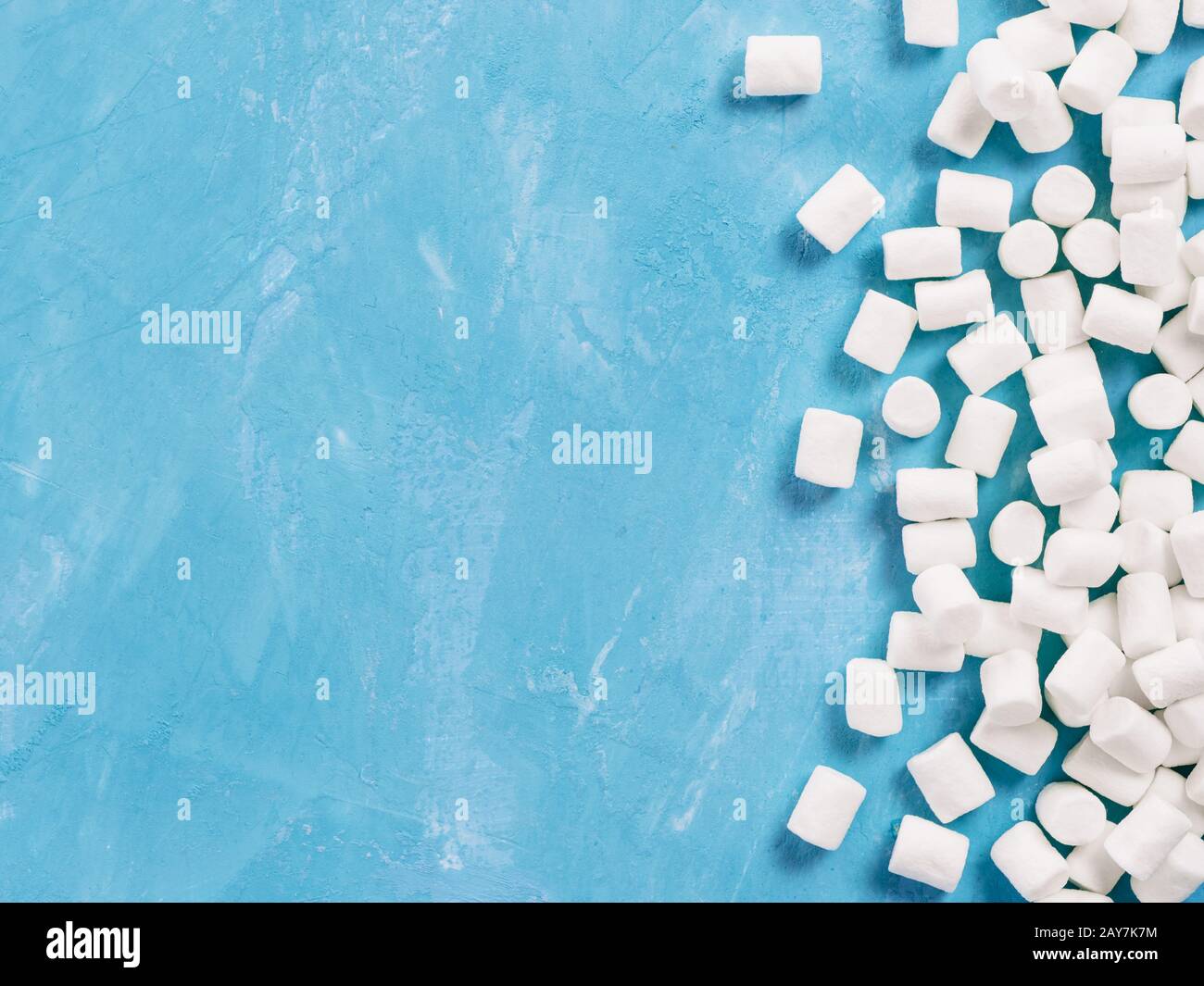 Marshmallows auf blauem Hintergrund mit Copyspace Stockfoto