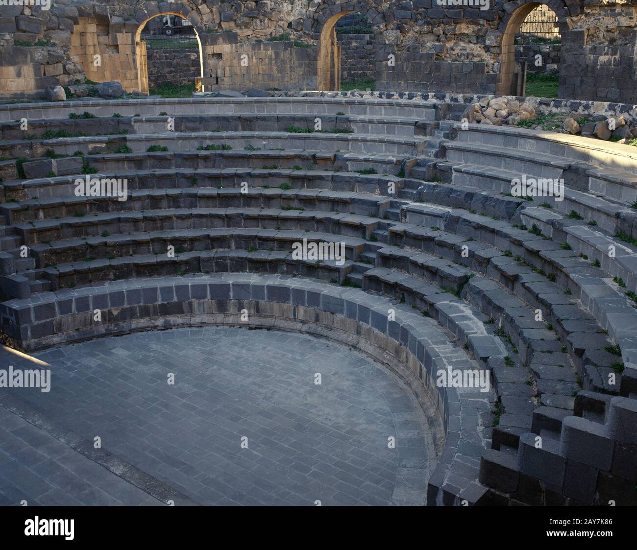 Syrien, Shahba (in Der Spätantike als Philippopolis bekannt). Blick auf das Theater mit Basaltblöcken. Jahrhundert. Foto vor dem syrischen Bürgerkrieg gemacht. Stockfoto