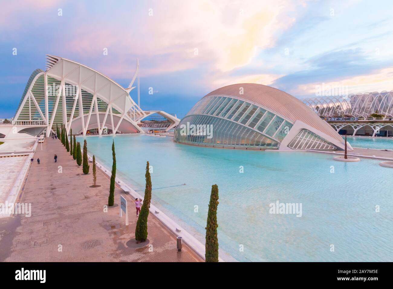Hemisferic in der Stadt der Künste und Wissenschaft bei Sonnenuntergang Valencia Spanien Stockfoto