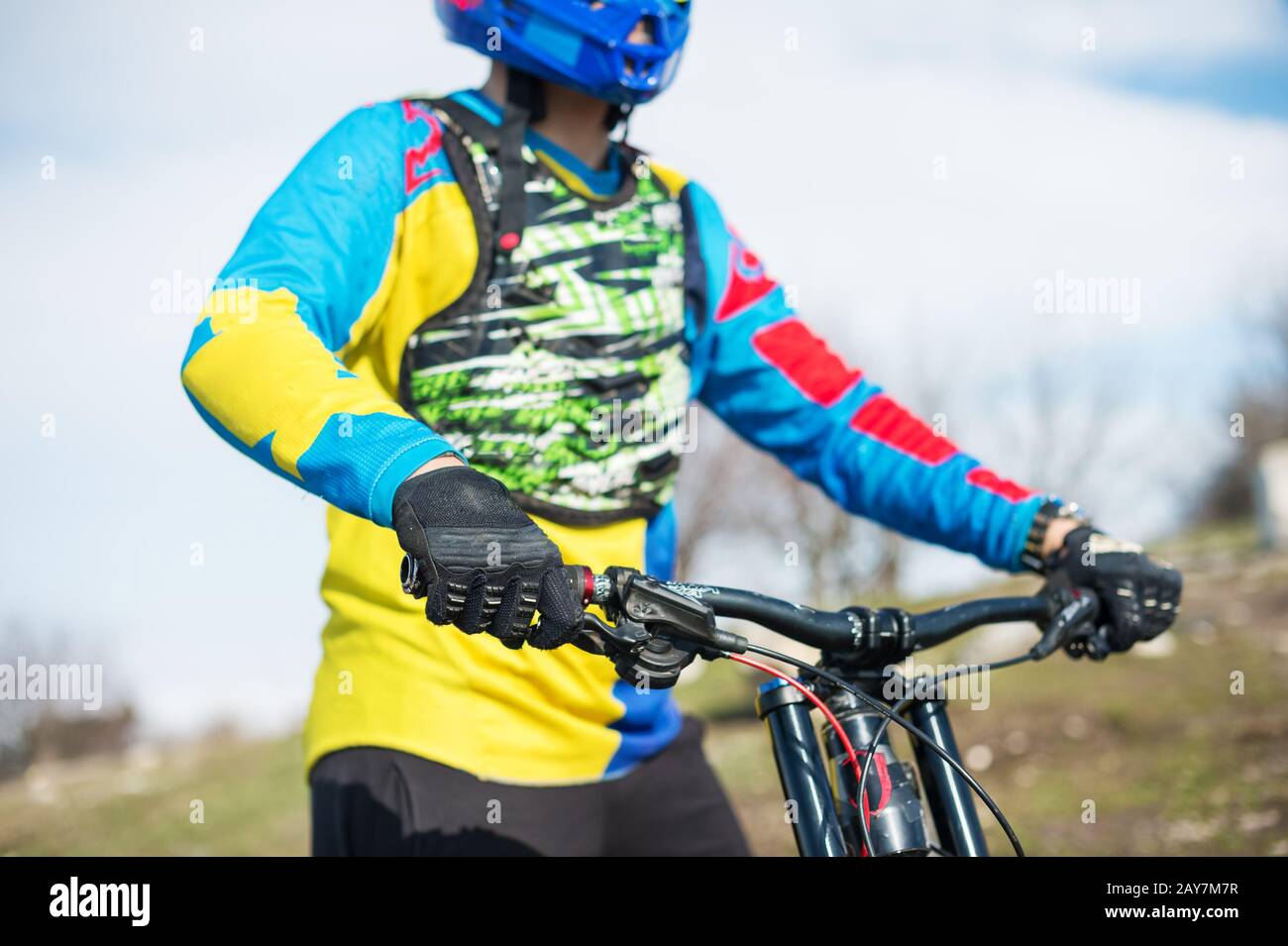 Nahaufnahme eines mtb-Radfahrers in Sporthandschuhen Vorbereitung auf ein Rennen hält das Lenkrad fest Stockfoto