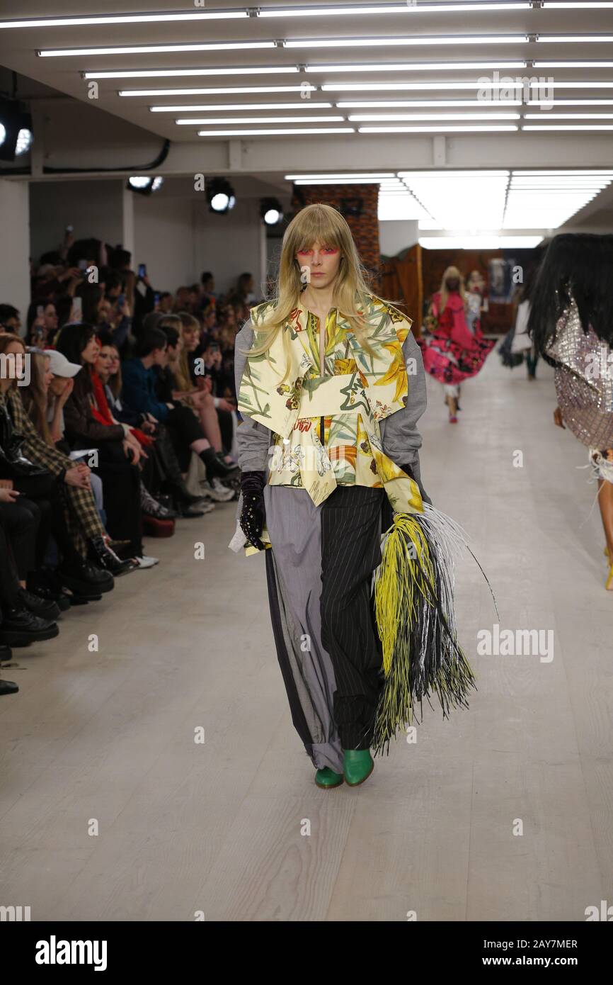 London, Großbritannien. Februar 2020, Matty Bovan Laufsteg-Show London Fashion Week Herbst Winter 2020, Herbst Winter 2020 auf der British Fashion Council Show Space, Strand 180. Credit: Laufsteg/Start/Alamy Live News Stockfoto