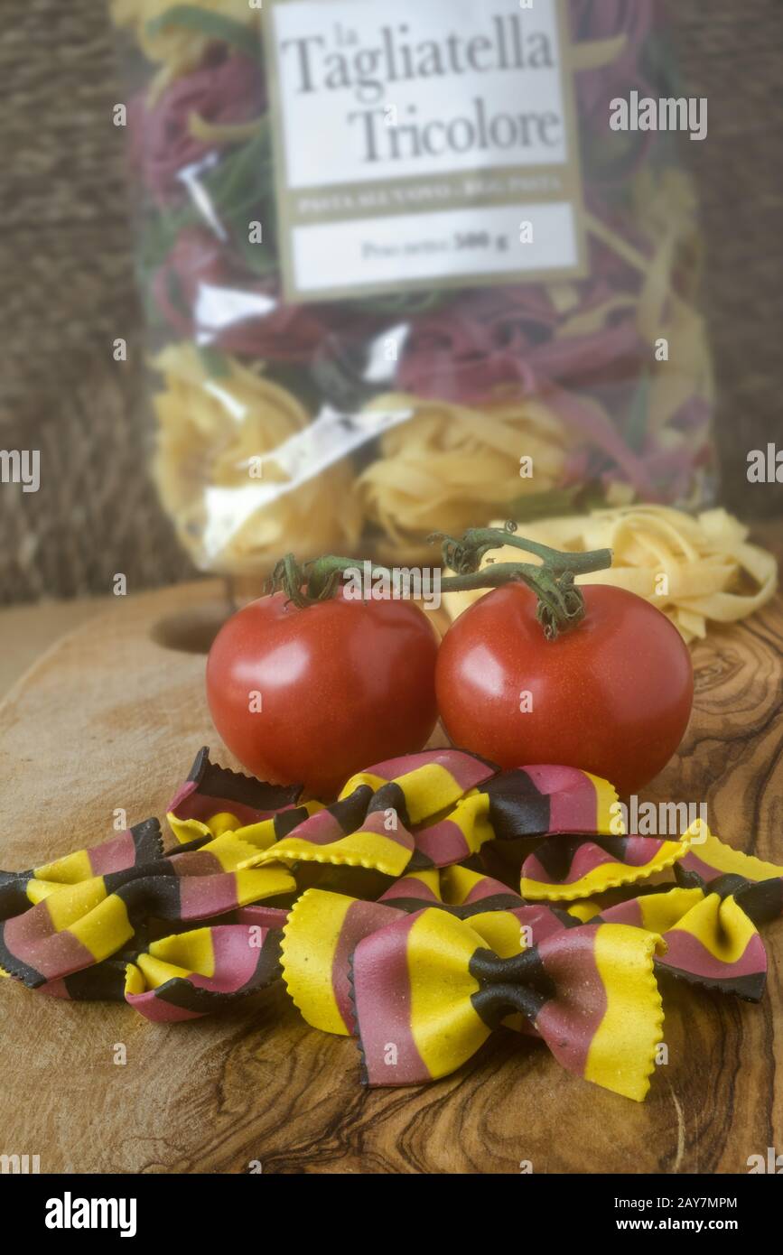 Farfalle, schwarz-rot-Gold Stockfoto