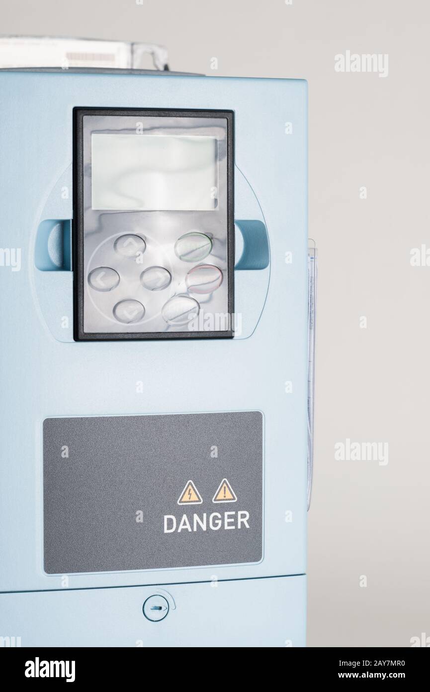 Ein neuer universeller Wechselrichter zur Steuerung von Strom und Leistung für industrielle Anwendungen auf grauweißem Hintergrund. Stockfoto