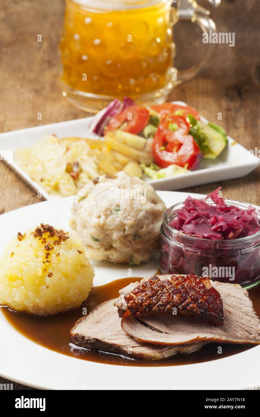 Bayerischer Schweinebraten mit Knödeln Stockfotografie - Alamy