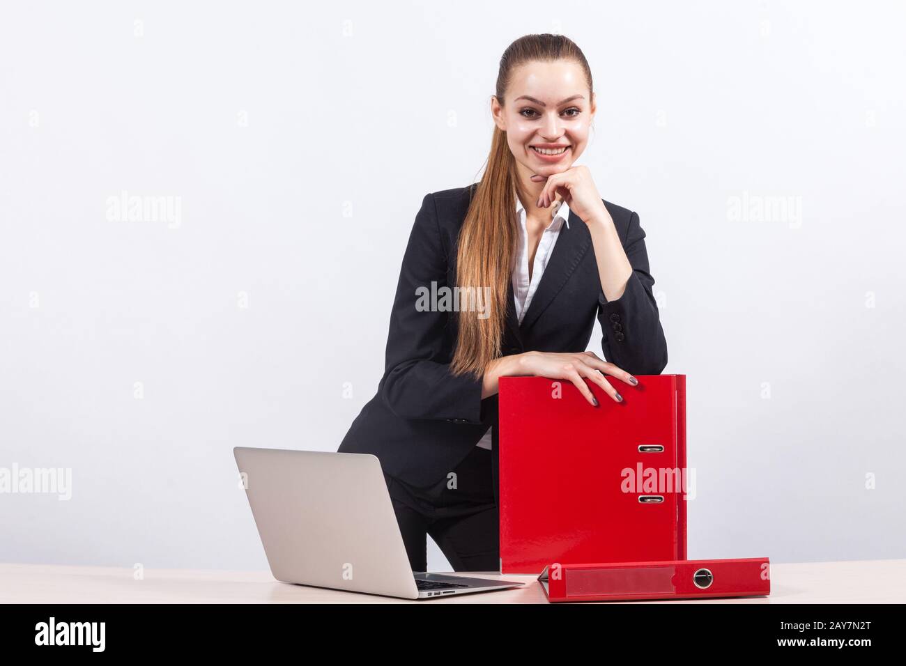 Bild der schönen Geschäftsfrau mit Dokumentenmappen Stockfoto