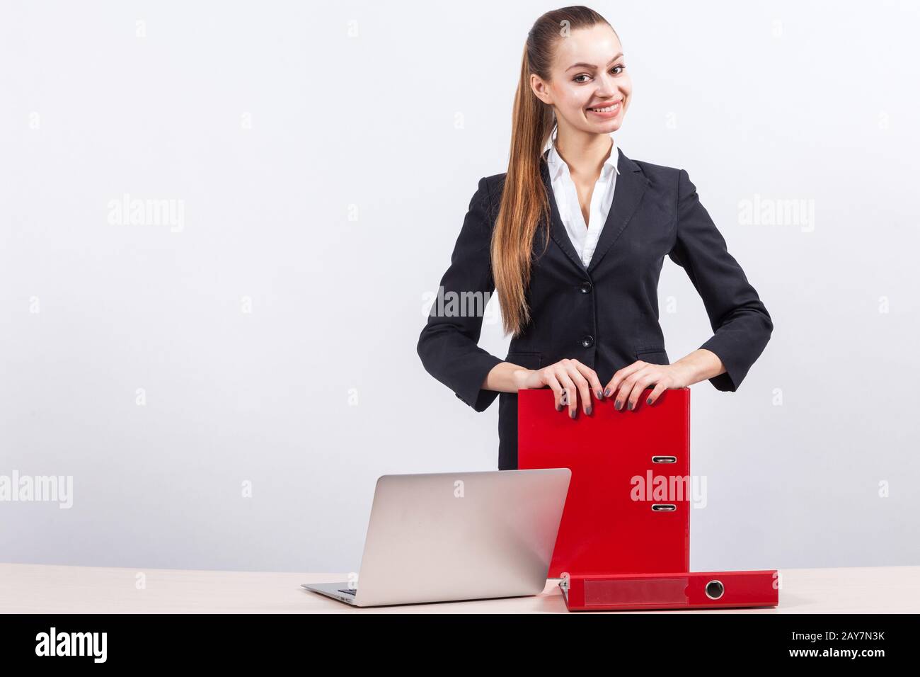 Bild der schönen Geschäftsfrau mit Dokumentenmappen Stockfoto