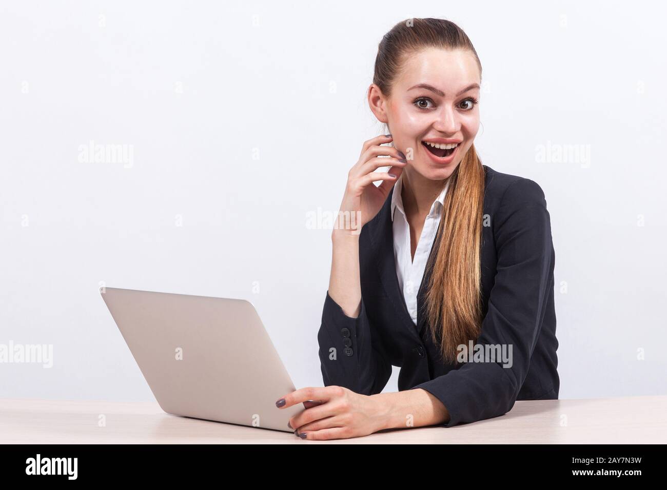 Bild der schönen Business Lady, die am PC arbeitet Stockfoto