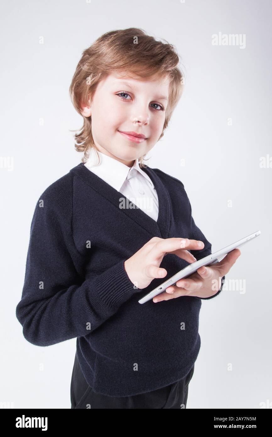 Ein ehrgeiziger junger Mann mit einem Lächeln, einem Tablet Stockfoto