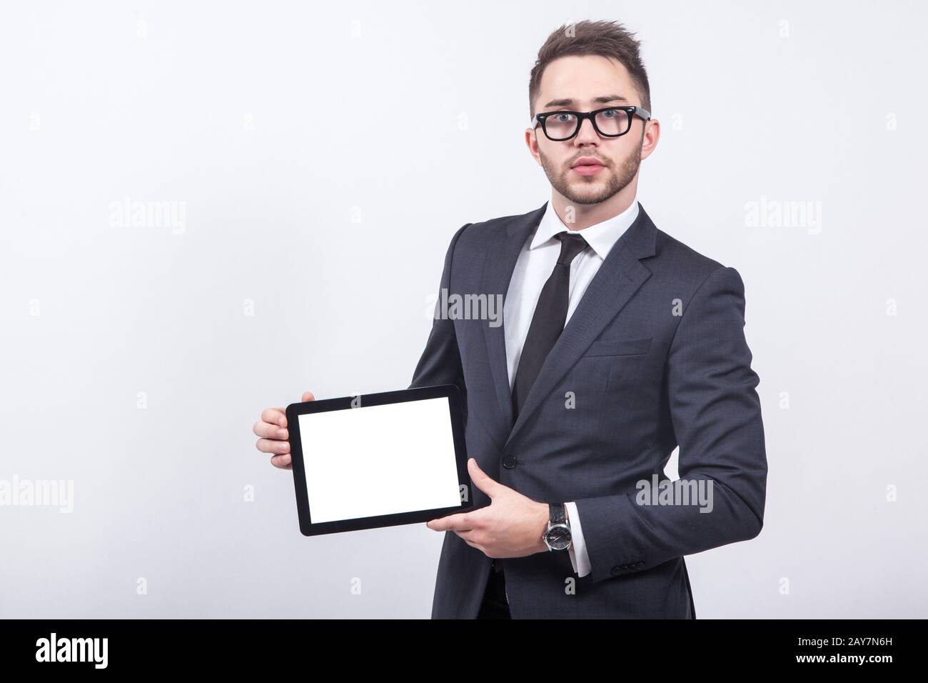Kreativer junger Geschäftsmann im Business-Anzug mit Krawatte und Sonne Stockfoto