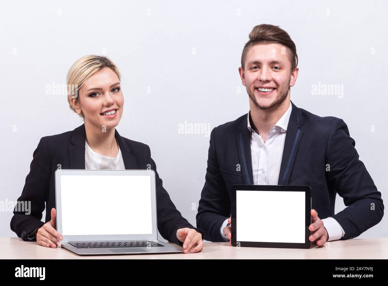 Bild des Teams von Büroangestellten, die beide ein Tablet halten Stockfoto