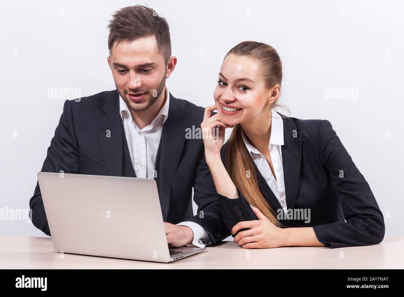 Abbildung: Ein paar Büroangestellte, die am PC zusammenarbeiten Stockfoto