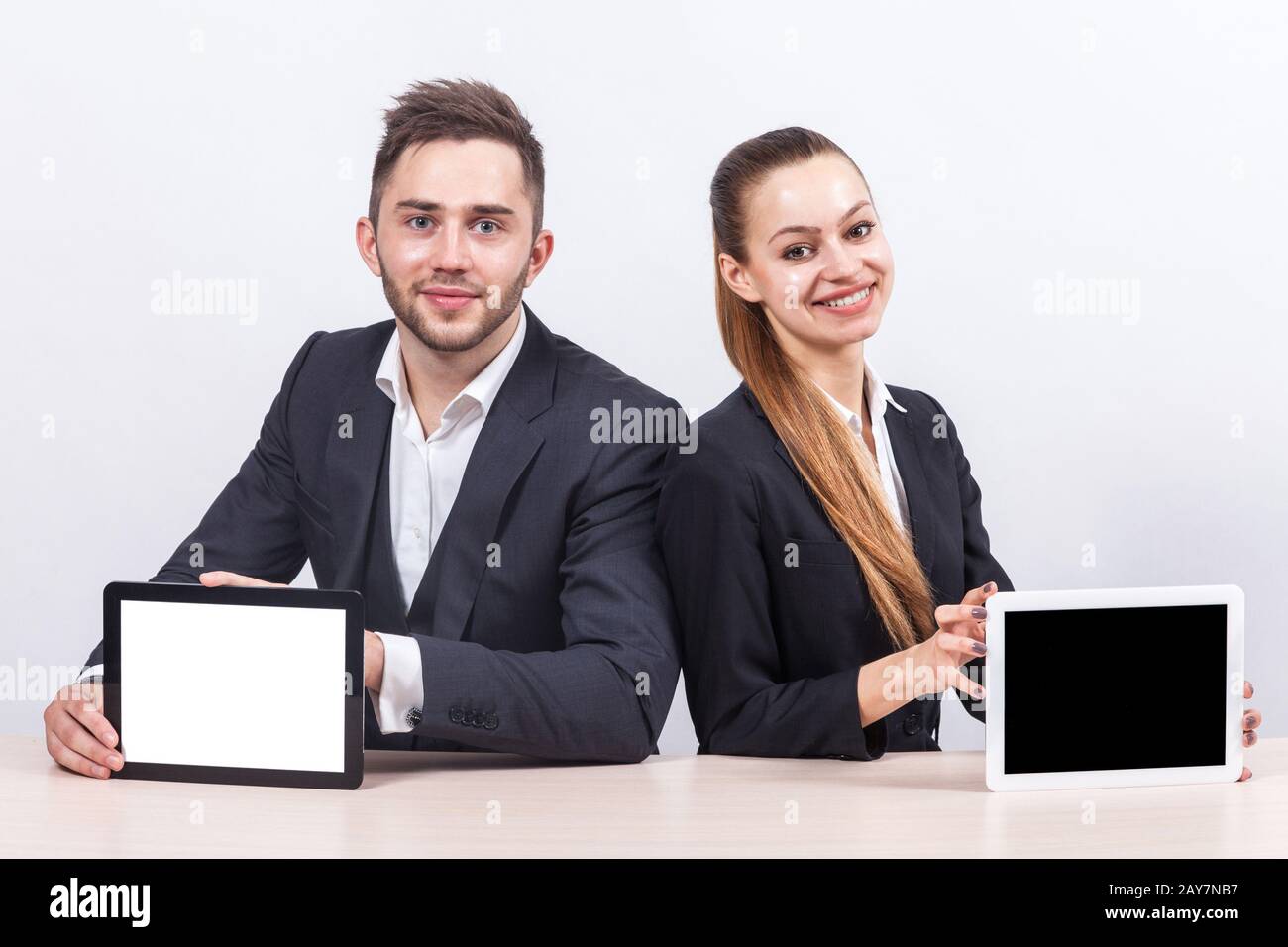 Bild von zwei Büroangestellten, die beide ein Tablet halten Stockfoto