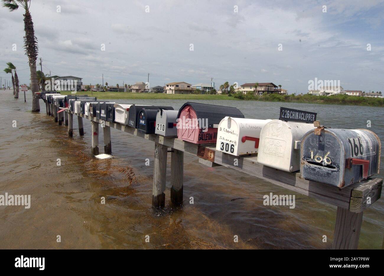 Surfside Beach, Texas 23. September 2005: Sturmflut vom Hurrikan Rita beginnt, die Strandgemeinde Surfside Beach in Brazoria County am frühen Nachmittag des Freitags vor dem Landfall des Hurrikans zu überfluten. ©Bob Daemmrich Stockfoto