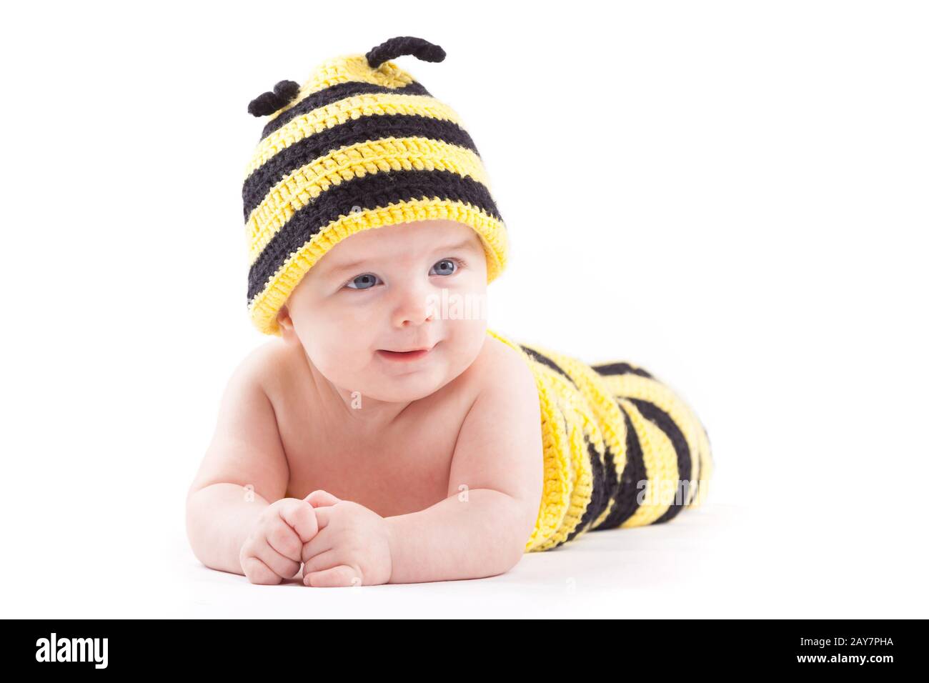 Attraktive cute baby boy in Biene kostüm liegt auf Bauch Stockfoto