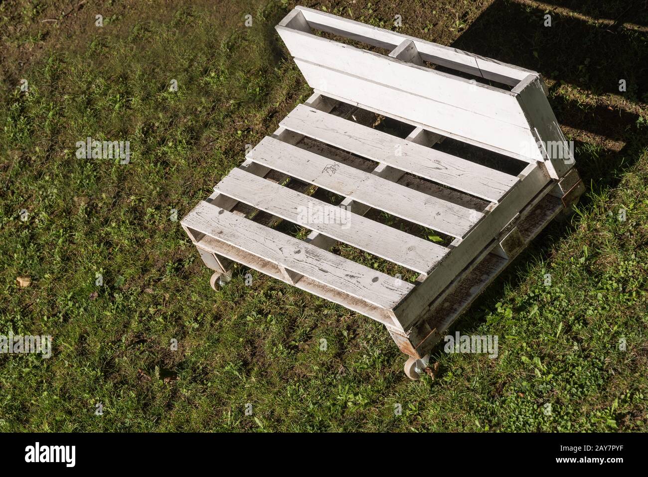 Weiße Gartenbank aus Holzpaletten - Upcycling Gartenmöbel Stockfoto