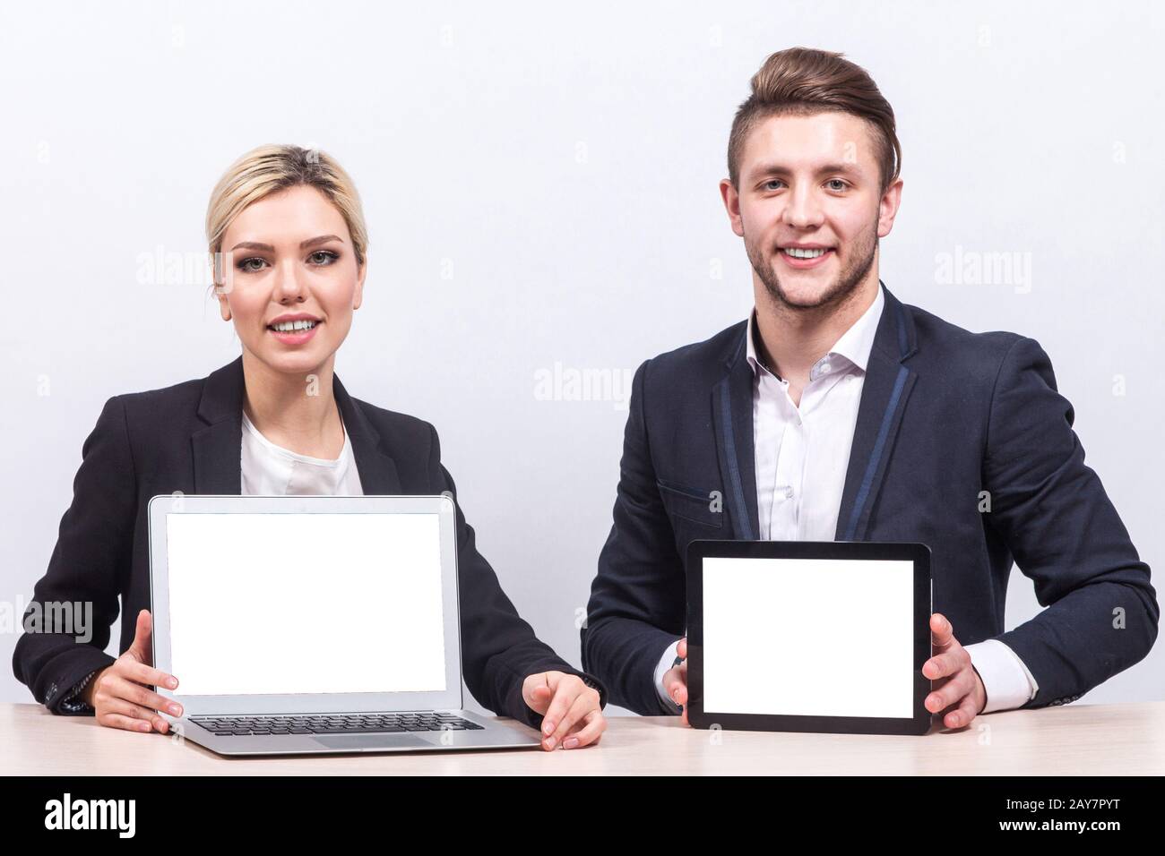 Bild des Teams von Büroangestellten, die beide ein Tablet halten Stockfoto
