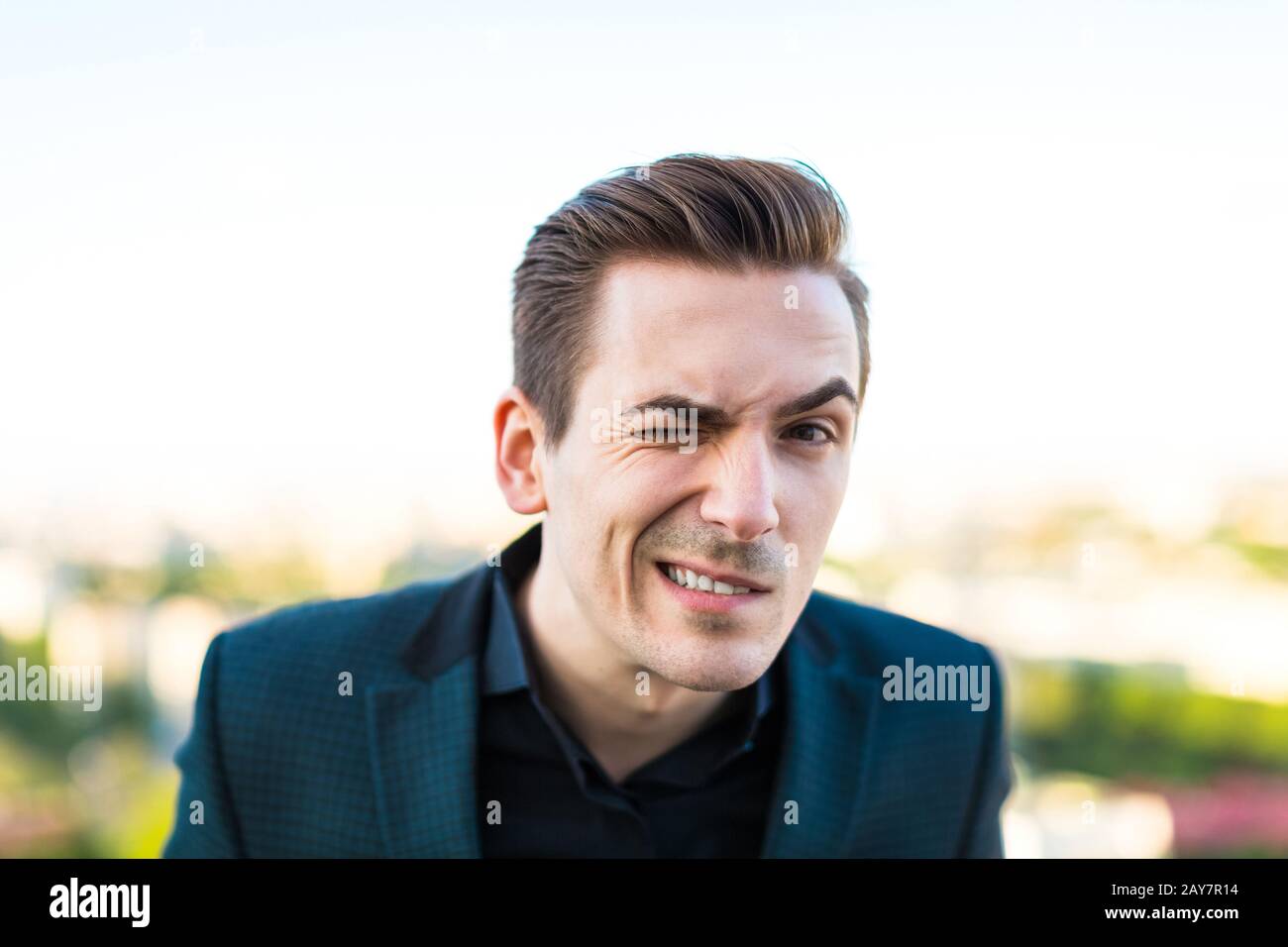 Attraktiver seriöser Busunessman in dunklem Anzug, Armbanduhr und schwarzem Shi Stockfoto