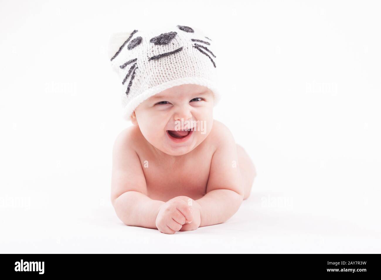 Niedliche Happy Baby boy in Windeln und weiße Katze hat Stockfoto