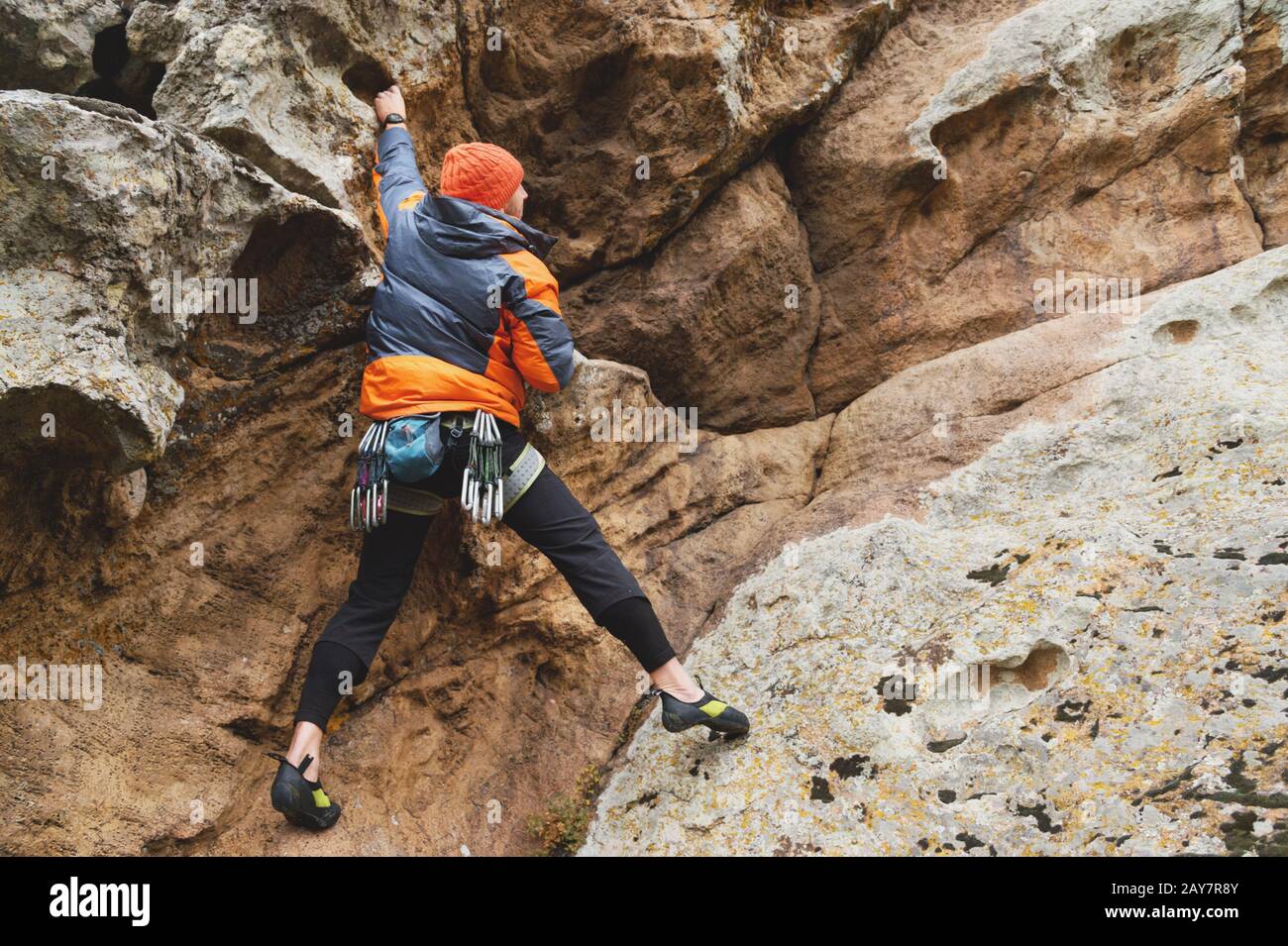 Hiphster - Kletterer im Alter, der einen schönen Felsen ohne Versicherung und Helm hochklettert Stockfoto