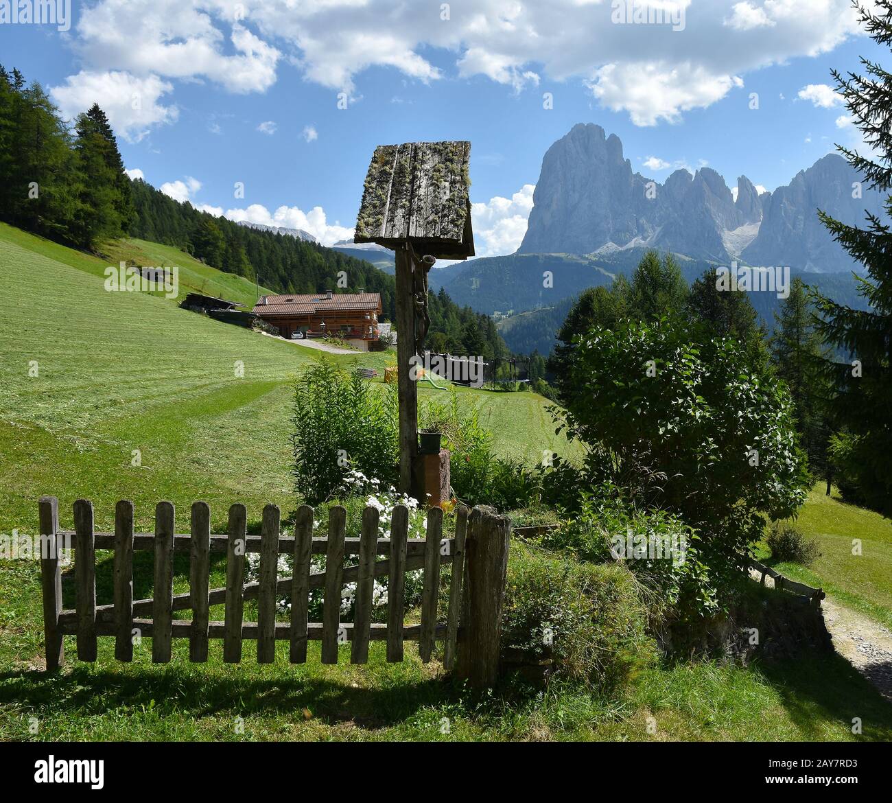 Wegkreuzung in den dolomalpen; Blick auf Langkofel-Gruppe; Südtirol; Italien; Stockfoto