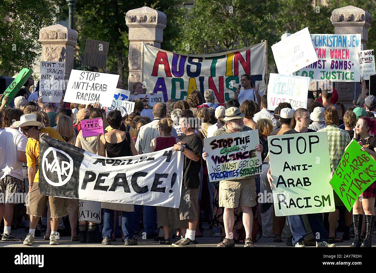 Austin, TX, 20. September 2001: Friedensaktivisten versammeln sich im State Capitol in Austin, da die Stimmung für die US-Vergeltung wegen des Terrorismus der vergangenen Woche landesweit zunimmt. Mehrere Redner prangerten innenpolitische Angriffe auf Araber-Amerikaner an, die in den letzten Tagen stattgefunden haben. ©Bob Daemmrich Stockfoto