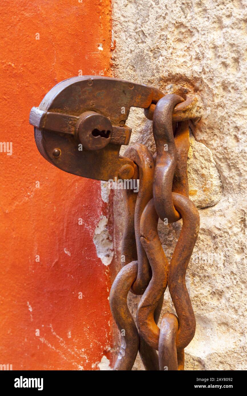 Nahaufnahme einer verrostenen alten Burg Stockfoto