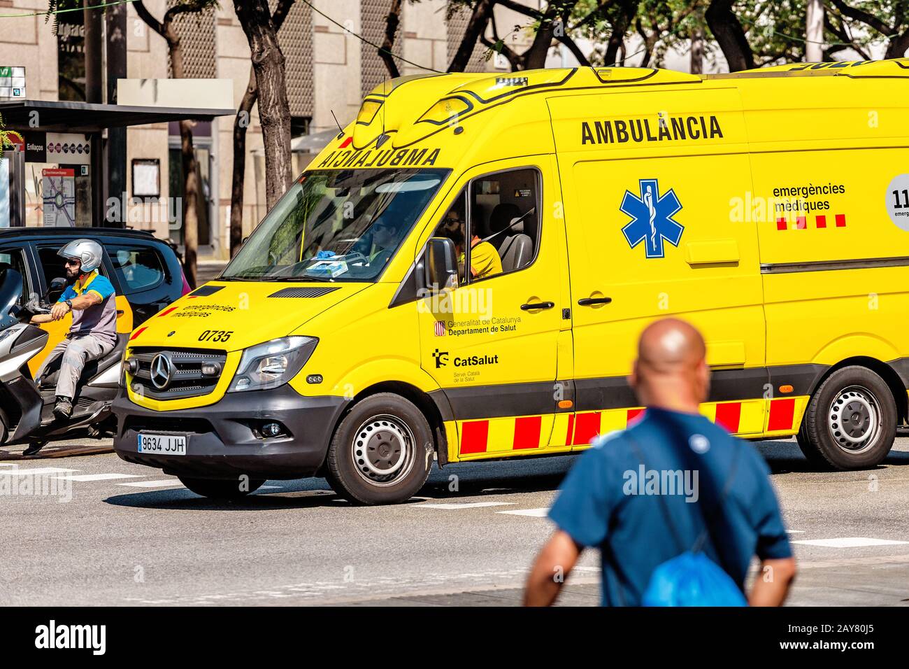 10. JULI 2018, BARCELONA, SPANIEN: Gelber Ambulanzwagen eilt in Barcelona auf die Straße Stockfoto