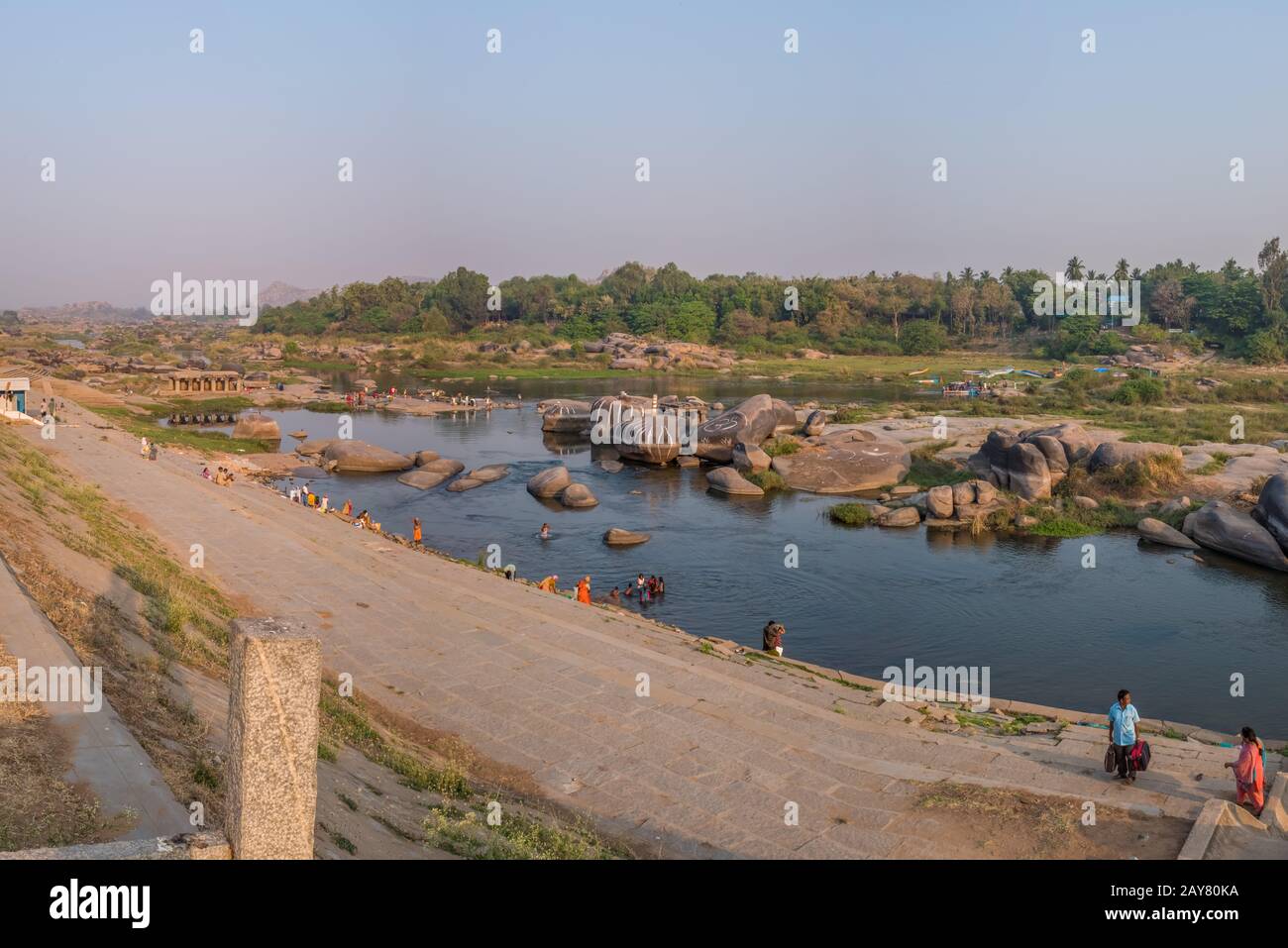 Hampi, Indien - 06. März 2018: Fluss am Nordrand der antiken Stadt Hampi, am Nachmittag mit einigen Menschen an den Flussrändern eingenommen Stockfoto
