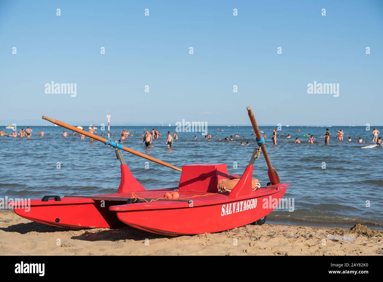 Rotes Ruderboot am Strand eines italienischen Badeortes Stockfoto