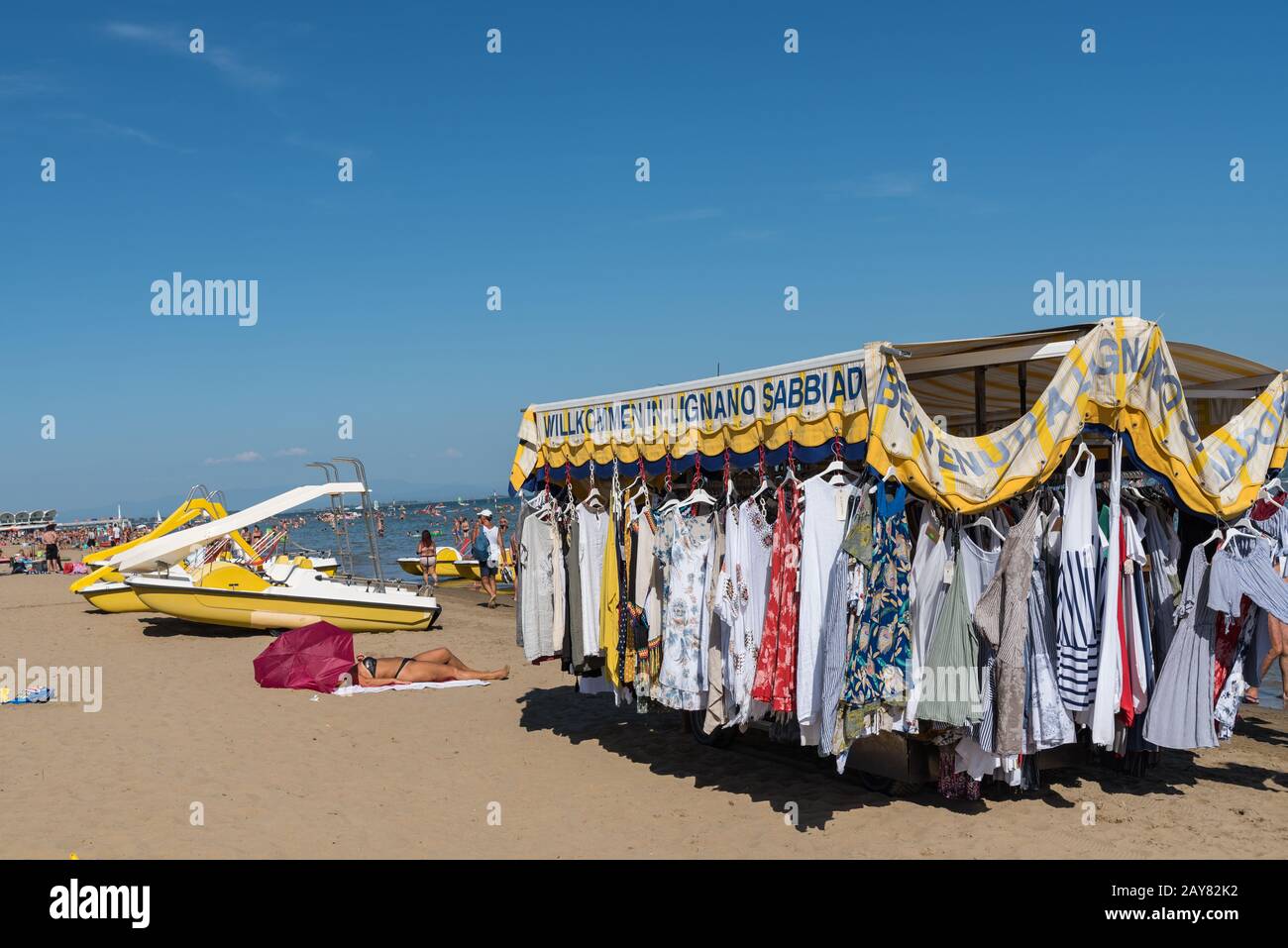 Verkauf von Kleidung in einem Strandladen an einem italienischen Strand Stockfoto