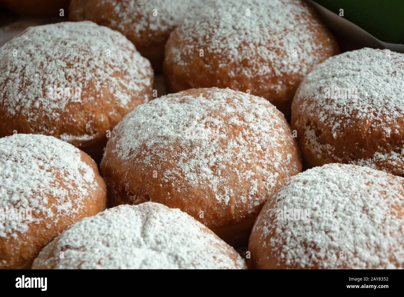 Frische runde Donuts mit Zucker bestreut Stockfoto