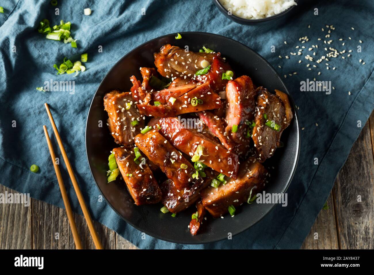 Hausgemachte chinesische Grillspezialitäten Mit Reis Stockfoto