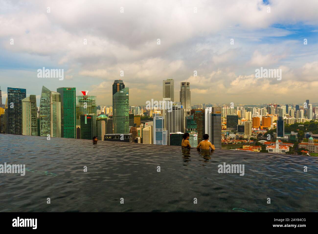 SINGAPUR - 15. APRIL: Pool auf Dach und Skyline der Stadt Singapur am 15. April 2016 in Singapur Stockfoto