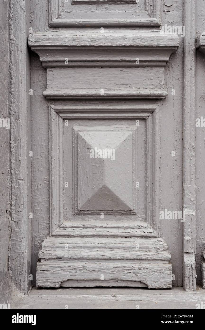Nahaufnahme des grauen Elements oft lackiert gerissene zweibartige Holz-Vintage-Tür des letzten Jahrhunderts mit einem Pfostenschlitz Stockfoto