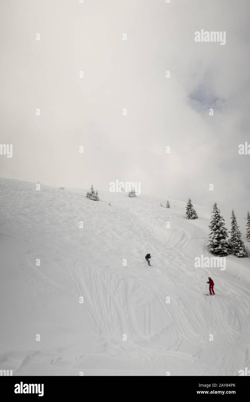 Zwei Skifahrer abseits der Piste Stockfoto