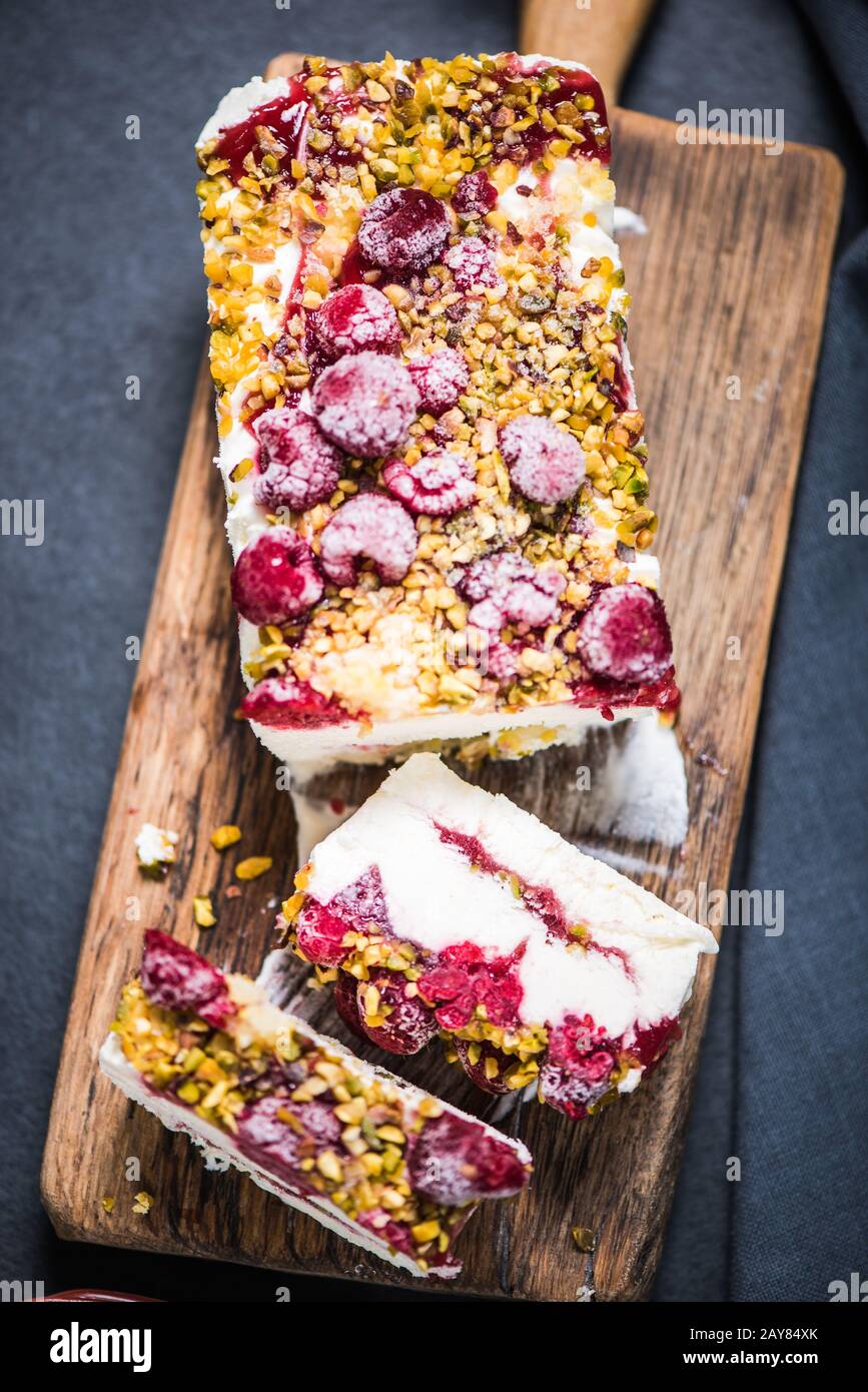 Sommerlich süße Behandlung, Semifreddo mit Waldfrüchten Stockfoto