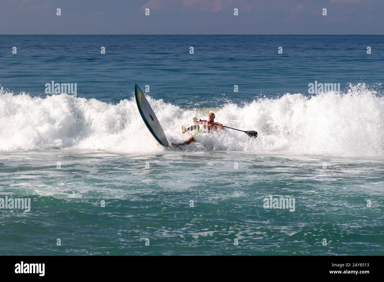 Brisas de Zicatela, Oaxaca, Mexiko - EIN Mann paddelt ein Surfbrett auf dem Pazifischen Ozean. Stockfoto