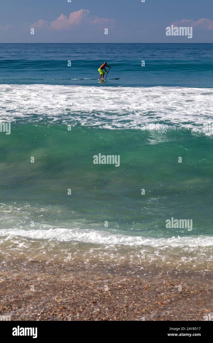 Brisas de Zicatela, Oaxaca, Mexiko - EIN Mann paddelt ein Surfbrett auf dem Pazifischen Ozean. Stockfoto